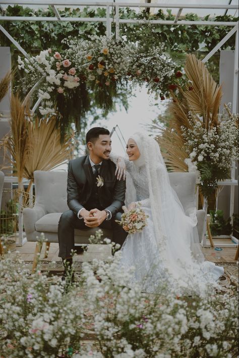 Posing Atas Pelamin, Pose Pengantin Di Pelaminan, Pelamin Pose, Posing Pelamin, Pose Foto Pernikahan, Wedding Akad, Muslim Wedding Photos, Wedding Group Photos, Pose Wedding