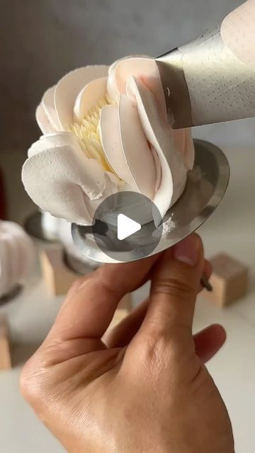 Marshmallow ZEFIR bouquet🌹Зефирные Букеты on Instagram: "With my new stamens tip, making marshmallow peonies has become even easier🌸  As you guys know, speed is crucial for making marshmallow flowers. Marshmallow sets at just 113 degrees Fahrenheit(45 Celsius) so you only have a few minutes to get it right 🙈😁  That’s why anything that helps us make flowers faster is so important. Now I can make stamens for peonies with a simple flick of the wrist 🥰  I have an entire marshmallow course dedicated to all the nuances of making delicious marshmallow batter for flowers, including peonies, roses, and assembling them into a charming flower bag arrangement 🌹 If you want to experience some marshmallow magic, join in!" Zefir Marshmallow Flowers, How To Make Buttercream Flowers, Marshmallows Flowers, Meringue Flowers, Cake Painting Tutorial, Buttercream Flowers Tutorial, Birthday Cake Roses, Marshmallow Recipe, Marshmallow Flowers