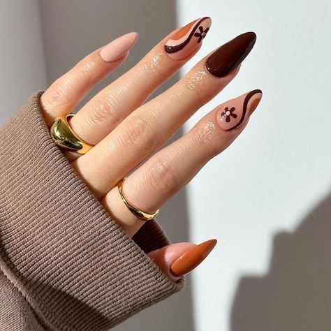 Nail Ideas 70s, Brown Groovy Nails, Fall Press Ons, 70s Nails Retro Fall, 70s Wedding Nails, 1960s Nail Art, Brown Retro Nails, 70s Fall Nails, Midcentury Nails