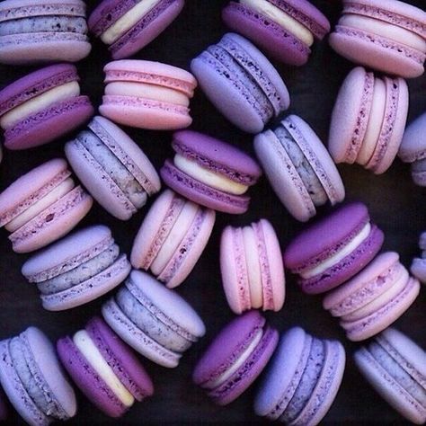 Love these delicious three shades of purple macaroons they look soo amazing and delicious my favourite love it amazing. Collage Foto, Violet Aesthetic, Purple Food, Purple Vibe, Lavender Aesthetic, Tapeta Galaxie, Phone Ideas, Purple Themes, Purple Love