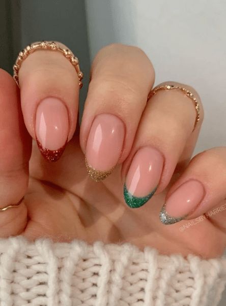 glitter tipped christmas nails. winter festive nails. nude neutral nails winter. new years eve nails. Acrylics Short, Nails Rhinestones, Ombré Glitter, New Years Eve Nails, Gold Glitter Nails, Nails Natural, Dip Nails, Christmas Nails Easy, Short Almond