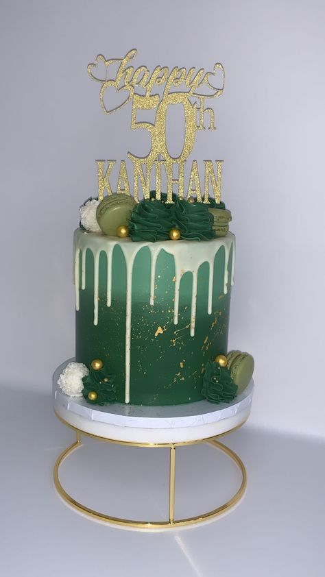 Cakes With Green Decorations, Cake Designs Birthday Green, Green And Gold Birthday Cake For Women, Green 40th Birthday Cake, 18th Birthday Cake Green And Gold, Emerald Cake Birthday, Birthday Cake For Women Green, Dark Green Cake Ideas, Green Cake With Macarons