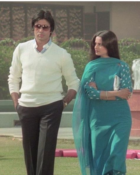 Amitabh Bachchan and Rekha 1980 Mens Fashion, Flower Costume Kids, Boyfriend Pics, Rekha Actress, Old Film Stars, Bollywood Pictures, Bollywood Posters, Retro Bollywood, Bollywood Cinema