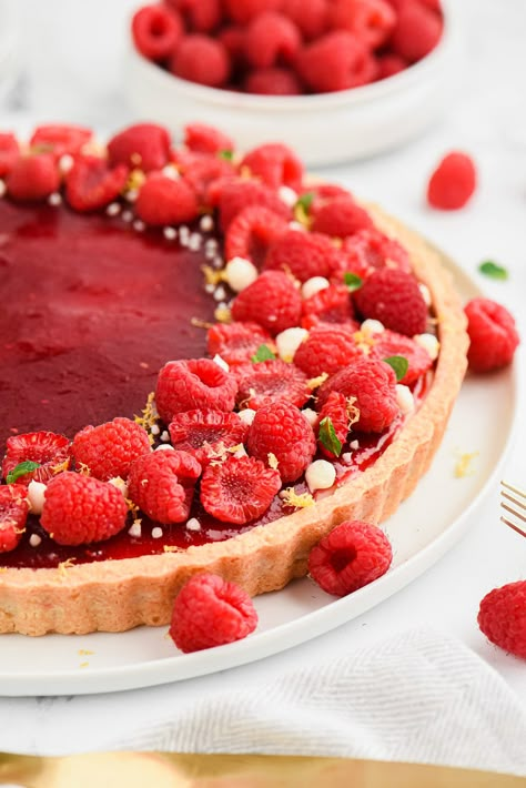 Raspberry Mascarpone Tart, French Raspberry Tart, Fruit Birthday Desserts, Summer Raspberry Desserts, Rasberry Tart Recipes, Fresh Raspberry Desserts, Raspberry Custard Tart, Raspberry Photography, Birthday Tart