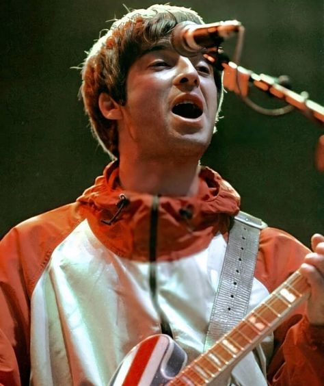 Noel Gallagher Maine Road, Noel Gallagher Young, Gene Gallagher, 00s Music, Oasis Music, Oasis Band, Liam And Noel, Noel Gallagher, Liam Gallagher