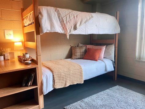 Bottom Bunk Dorm Ideas, Bunk Bed Dorm Room Ideas College, Dorm Bunk Bed Ideas, Dorm Room Ideas Bunkbeds, Bunk Bed Dorm Room, Bunk Bed Dorm Room Ideas, Bunk Bed Dorm, Bunk Bed Aesthetic, Bunk Bed Organization