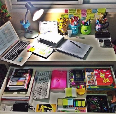 Desk Organization College, College Desk, College Organization, Study Organization, College Study, College Hacks, Study Hard, Study Time, School Motivation