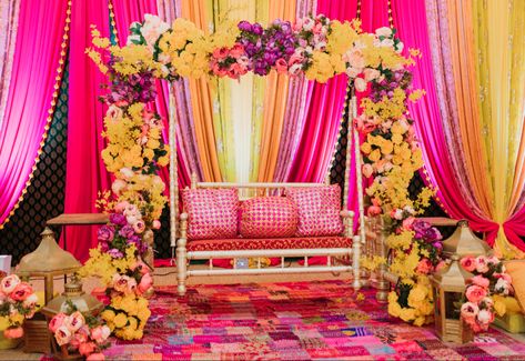 Pakistani Mehndi Night Hurdee Decor, Mehndi Stage Decoration Pakistani, Mehendi Night Decoration, Mehndi Night Decoration, Mehndi Stage Decoration, Mehndi Decor At Home, Mehndi Stages, Pakistani Mehndi Decor, Mehndi Backdrop