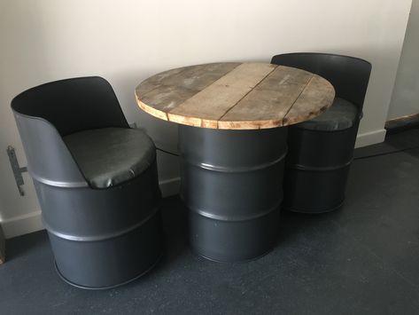 Oil drum seat. Oil drum table. Oil drum furniture. Recycled oil drums. Oil drum ideas Drum Table Ideas, Oil Drum Table, Bbq Bench, Kursi Ban, Drum Furniture, Drum Seat, Welding Table Diy, Drum Chair, Garage Furniture