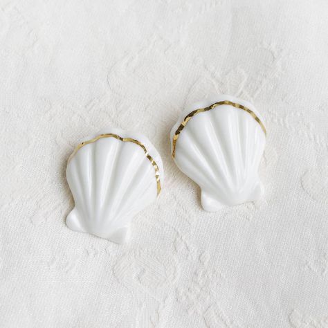 POPORCELAIN® on Instagram: “🐚NEW IN🐚 These whimsical porcelain clam shell studs can turn any outfit into holiday outfit 🐳🐚🐬🐚 . 🐚 Handmade porcelain 🐚gold luster🐚gold…” Mermaid Accessories, Clay Inspo, Statement Stud Earrings, Seasonal Wardrobe, Porcelain Earrings, Handmade Porcelain, Sea Inspired, Clay Tools, Porcelain Jewelry