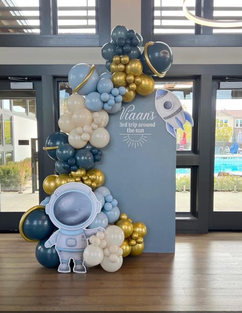 Circle Balloon Garland Backdrop, Astronaut Balloon Garland, Space Theme Balloon Decoration, Spaceship Theme Party, Space Birthday Backdrop, First Birthday Boy Astronaut, Space Theme Balloon Arch, 3rd Birthday Party Space Theme, Space Themed Balloons