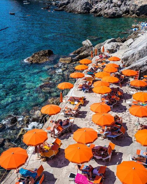 Italian Umbrellas, Orange Aesthetic Photos, Summer Orange, Orange Summer Aesthetic, Orange Beach Aesthetic, Orange Italy Aesthetic, Beach Orange Aesthetic, Amalfi Coast Umbrellas, Italy Beach Umbrellas