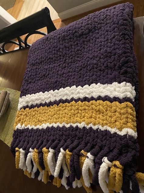 Chunky Blanket Diy, Chunky Blanket Pattern, Chunky Knit Blanket Pattern, Chunky Yarn Blanket, Plaid Diy, Finger Knit, Diy Knit Blanket, Yarn Blanket, Knitting Blanket