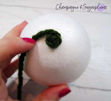 Yarn Covered Christmas Ornaments, Diy Yarn Ball Ornaments, Yarn Wrapped Christmas Ornaments, Yarn Balls How To Make, Crafts With Styrofoam Balls, Styrofoam Ball Crafts Christmas Diy, Styrofoam Ball Crafts Christmas, Yarn Wrapped Ornaments, Styrofoam Ball Crafts