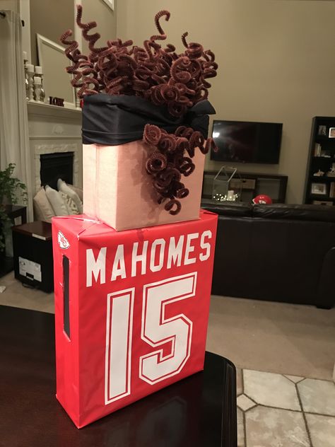 Kansas City Chiefs Patrick Mahomes Valentine’s Box Unique Valentine Box Ideas, Jim Brickman, Valentine Boxes For School, Homemade Valentines Gift, Locks Of Love, Kids Valentine Boxes, Cute Valentines Day Ideas, Valentine Card Box, Valentines Bricolage