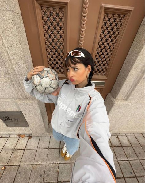 #selfietime #selfie #fashion #fashionista #fashionable #style #core Umbro Outfit, Streetwear Fashion Baggy, Fashion Baggy, 90s Girl, Selfie Time, Baddie Outfits Casual, Baddie Outfits, Streetwear Fashion, Fashion Inspo Outfits