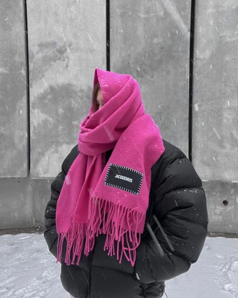 Jacquemus L'écharpe Fringe scarf / MÉLÒDÝ JACÒB Genderfluid Fashion, Scarf Outfit, Pink Scarf, Looks Street Style, Winter Fits, 인물 사진, Winter Fashion Outfits, Looks Vintage, Fall Winter Outfits