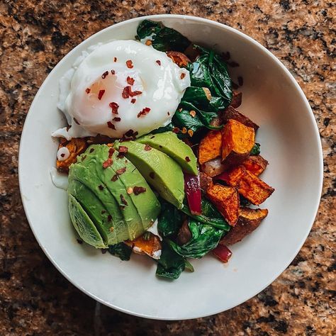 Sweet Potato With Egg Breakfast, Sweet Potato And Avocado Recipes, Breakfast Ideas With Sweet Potatoes, Sweet Potato And Avocado, Sweet Patato, Sweet Potato Egg, Healthy Era, Sweet Potato Avocado, Avocado Poached Egg