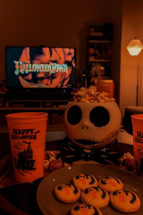 Halloweentown movie night with snacks. Halloween At Home Aesthetic, Aesthetic Halloween Movie Night, Snacks For Movie Night Aesthetic, Fall Snacks For Movie Night, Halloween Film Aesthetic, Halloween Aesthetic Movie Night, Halloween Projector Movie Night, Halloween Hang Out Ideas, Halloween Movie Set Up