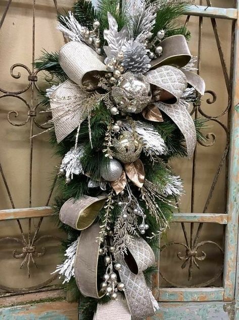 Christmas Wreath Image, Decoration Things, Christmas Front Door Wreath, Christmas Front Door, White Christmas Wreath, Bedroom Cozy, Christmas Wreaths Diy Easy, Christmas Flower Arrangements, Christmas Front Doors