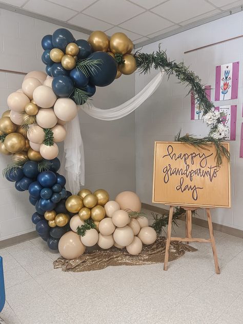 #grandparentsday Grandparents Day Balloon Arch, Grandparents Day School Decoration Ideas, Grandparents Day Decorations For School, Balloon Photo, Happy Grandparents Day, Balloon Ideas, Balloon Backdrop, Balloon Decor, Decorations Party