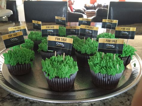 Real estate cupcakes Century 21 Real Estate Cupcakes, Real Estate Theme Party, Real Estate Centerpieces, Real Estate Graduation Party, Real Estate Cake Ideas, Real Estate Launch Party Ideas, Real Estate Party Ideas, Real Estate Event Booth Ideas, Open House Themes Real Estate