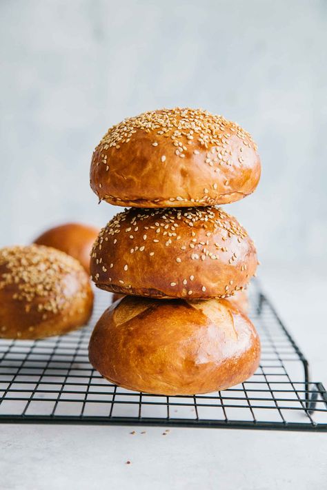 Spring Bbq, Buns Homemade, Burger Buns Recipe, Pain Naan, Fresh Yeast, Burger Bun, Homemade Burger, Pain Sans Gluten, Weekend Dinner