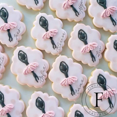 Amy on Instagram: “Too many holiday cookies I forgot to post and I'm just plain over the season. Now to catch up on everything else! 🥿💕🥿 . . . . . #ballet…” Ballet Cookies Decorated, Ballet Cookies, Ballerina Party Theme, Ballerina Cookies, Flower Sugar Cookies, Royal Iced Cookies, Crazy Cookies, Ballerina Birthday Parties, Ballerina Party