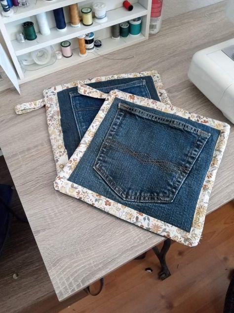 Jean Pockets Sewing Ideas, Jean Potholders, Pockets Sewing Ideas, Quilted Denim, 2024 Ideas, Flower Art Drawing, Recycle Jeans, Jean Pockets, Denim Crafts