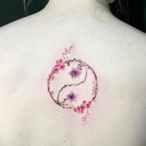 Tatuagem yin yang: 70 fotos para te ajudar na escolha da tattoo nova Ying Yang Tattoo, Yang Tattoo, Yin Yang Tattoos, Blossom Tattoo, Thigh Tattoos Women, Elegant Tattoos, Ying Yang, Line Tattoos, Creative Tattoos