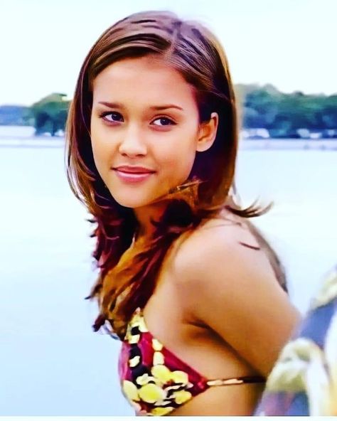 Jessica Alba Flipper, Jessica Alba Icon, Jazmine Dubois, Latina Fashion Outfits, Chick Flicks, Latina Fashion, Coconut Girl, New Haircuts, Jessica Alba