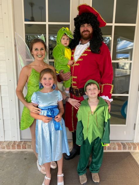 #halloween #partyoffive #peterpan #peterpancostumes Peterpan Halloween Family, Peter Pan Costumes, Halloween Family, Family Costumes, Peter Pan, Halloween