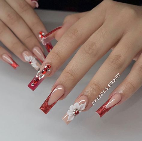 Red Quince Theme Nails, Red Cute Acrylic Nails, Quince Nails Glitter, Xv Nails Red, Cute Red Acrylic Nail Ideas, Small Bling Nails, 15 Quinceanera Nails Red, Burgundy And Gold Nails Acrylic Quince, Red Nails Mexican