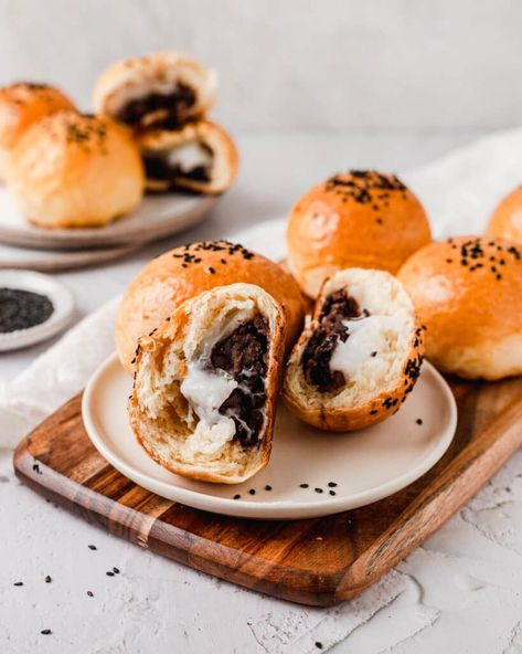 Mochi red bean buns | Halicopter Away Sweet Bread Photography, Bun Photoshoot, Bun Photography, Asian Bakery, Bread Photography, Bun Bread, Milk Bread Recipe, Sweet Red Bean Paste, Homemade Buns