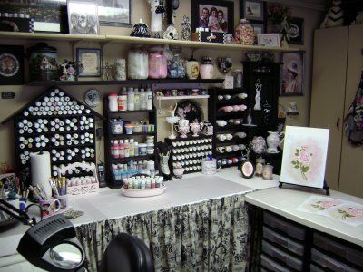 Black and white craft room. Black Craft Room Ideas, Craft Room Black Furniture, Black And White Craft Room, White Craft Room, Sewing Office Room, Craft Room Organization Sublimation, Paint Jewelry, Scrapbooking Room, Craft Studios