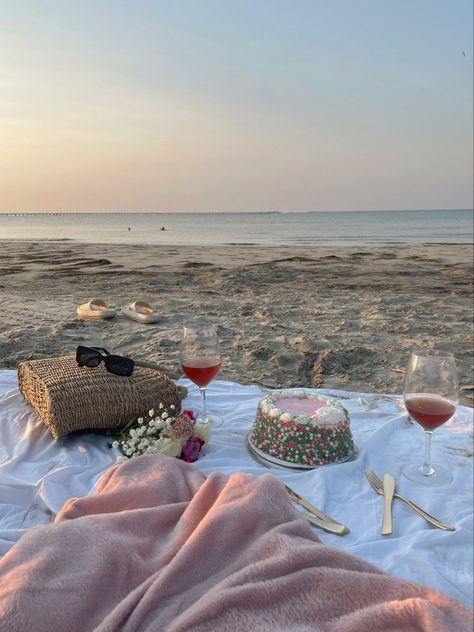 Beach Picnic Aesthetic, Picnic On The Beach, Beach Cake, Picnic Birthday Party, Romantic Date Night Ideas, Beach Birthday Party, Picnic Aesthetic, Cute Birthday Pictures, Picnic Inspiration