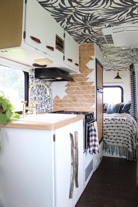 Las decoraciones de caravanas más bonitas de pinterest Caravan Renovation Before And After, Campervan Ideas, Architecture Renovation, Caravan Makeover, Renovation Kitchen, Camper Trailer Remodel, Laminate Cabinets, Rv Renovation, Caravan Renovation