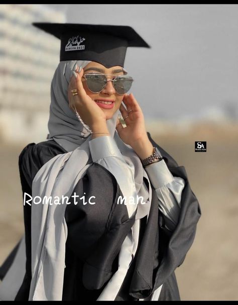 Workout Pics, Graduation Photography Poses, Graduation Party Themes, Graduation Poses, Button Up Shirt Womens, Graduation Photography, Sleeves Designs For Dresses, Grad Photos, Graduation Outfit