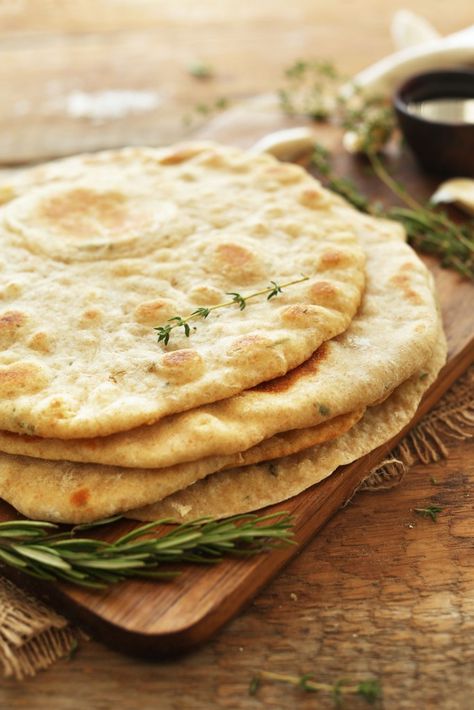 EASY Vegan Flatbread with Garlic and Herbs! Perfect for wraps, dips, and more! #vegan #flatbread #bread #healthy #recipe #minimalistbaker Herb Flatbread, Vegan Flatbread, Bread Healthy, Minimalist Baker, Flatbread Recipes, Flat Bread, Vegan Bread, Garlic Herb, Chapati