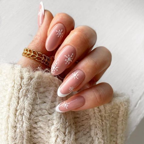 40+ Snowflake Nails For A Snowy Mani! - Prada & Pearls Snow Nails Winter, Easy Snowflake, Spring Nail Polish Colors, Snow Nails, New Years Nail Designs, Nail Colors Winter, Nails Winter, Flower Nail Designs, Cute Summer Nails