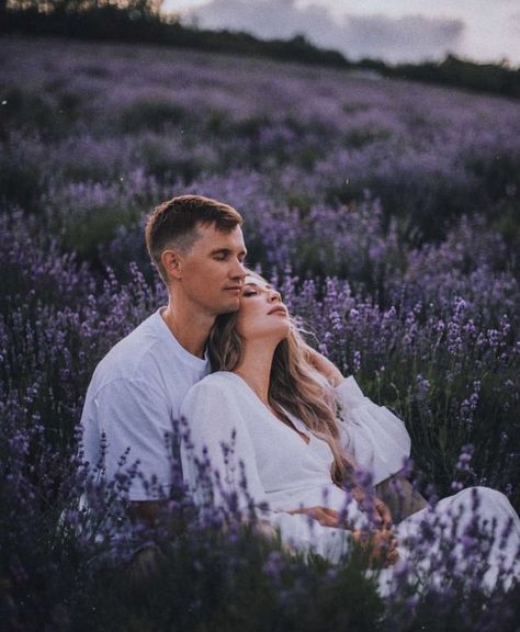 Lavender Couple Photography, Lavander Field Photoshoot Ideas, Lavender Farm Photoshoot Couple, Lavender Farm Engagement Photos, Engagement Photos Lavender Field, Lavender Photoshoot Photo Ideas, Lavender Field Maternity Photos, Lavender Field Photoshoot Couple, Lavender Maternity Photoshoot