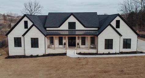 Farm Style House, White Modern Farmhouse, Ranch House Exterior, Barn Style House Plans, Dream Life House, Ranch Style Homes, Barn Style House, House Plans Farmhouse, Future Home Ideas