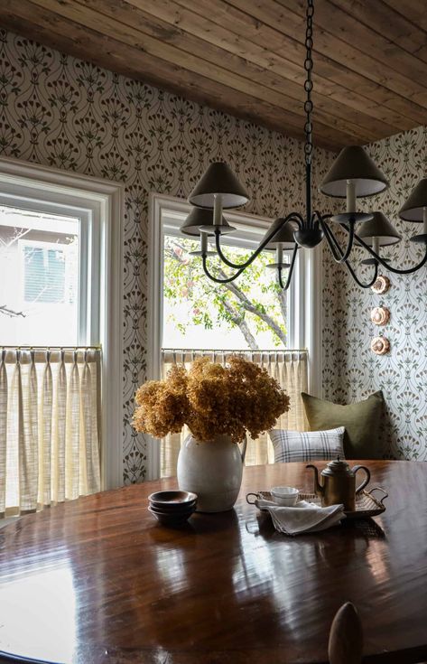 Antique Chandelier Dining Room, Chalet Dining Room, Farmhouse Breakfast Nook, Diy Banquette, Wildflower Home, Farmhouse Breakfast, House Curtains, Staging Furniture, Cottage Dining Rooms