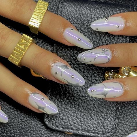 Purple And Silver Nails, Purple Chrome Nails, Nail Polish Ideas, Nail Design Glitter, Chrome Nails Designs, Romantic Nails, Airbrush Nails, Polish Ideas, Minimal Nails