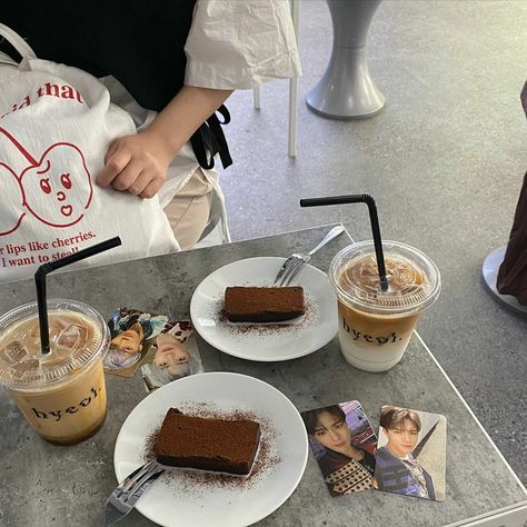 Kpop Cafe Aesthetic, Kpop Cafe, Definition Of Aesthetic, Photocard Aesthetic, Pc Aesthetic, Coffee Shop Aesthetic, Korean Products, Korean Aesthetic, Kpop Merch