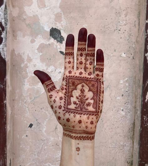 Vintage Mehndi Designs, Back Of Hand Henna, Small Henna Designs, Princess Vibe, Henna Designs Back, Cute Henna Designs, Persian Princess, Cute Henna Tattoos, Arabic Henna Designs