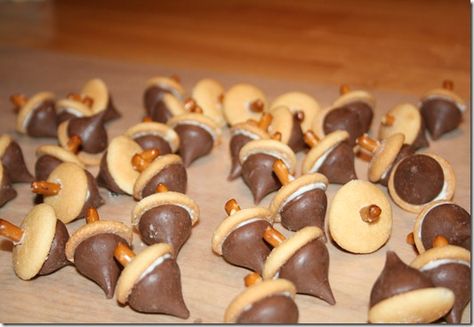 Acorn Treats:  Here are some more acorn treats that are adorable. A chocolate kiss, nilla wafer, and pretzel piece.  Fun! Acorn Treats, Milk Chocolate Candy, Preschool Snacks, Thanksgiving Treats, Food Therapy, Candy Cookies, Thanksgiving Desserts, Fall Party, Woodland Baby