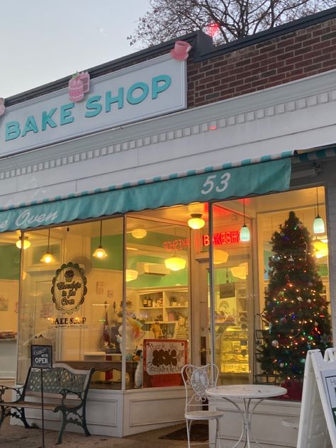 Small Bakery Exterior, Bake Shop Aesthetic, Retro Bakery Aesthetic, Small Town Shops Aesthetic, Christmas Small Town, Small Town Coffee Shop Aesthetic, Christmas Bakery Aesthetic, Small Town Bakery Aesthetic, Cute Bakery Exterior