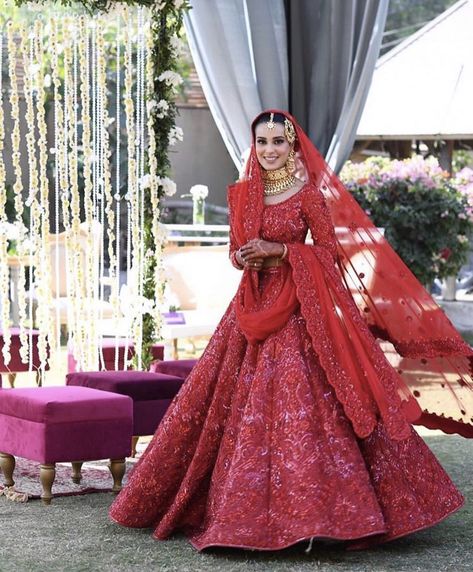 Iqra Aziz Wedding Dress, Iqra Aziz Wedding, Barat Dress, Pakistani Bridal Hairstyles, Suno Chanda, Red Bridal Dress, Iqra Aziz, Indian Bride Outfits, Bridal Lehenga Collection