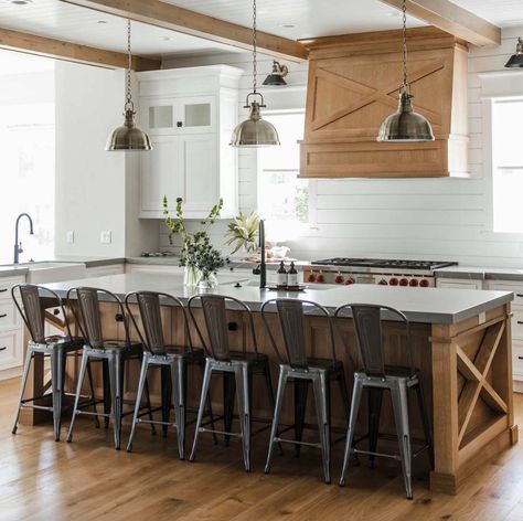 Natural Wood Kitchen Island, Farm Kitchen Ideas, Natural Wood Kitchen, Wood Backsplash, Wood Kitchen Island, Farmhouse Kitchen Cabinets, Modern Farmhouse Design, Farm Kitchen, Bathroom Decorating